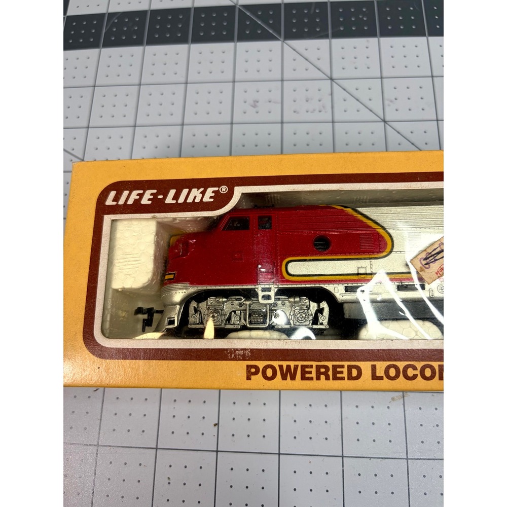Life-Like HO Scale Santa Fe Powered Locomotive Red Silver Warbonnet - Picture 2 of 5